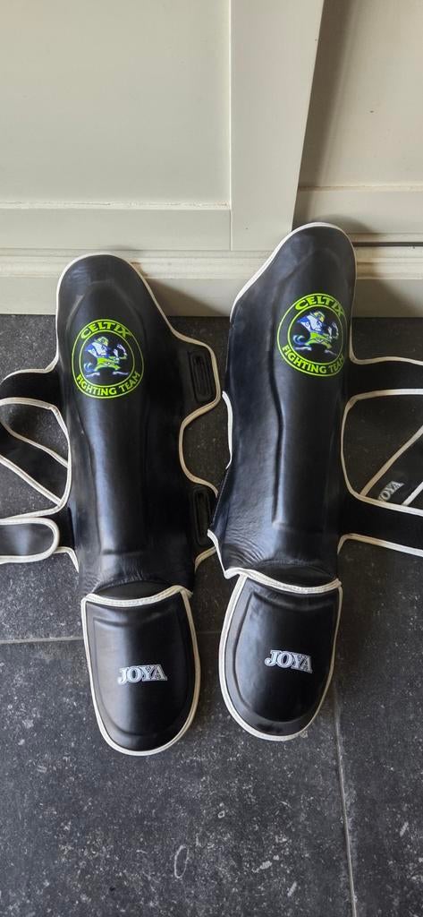 Protège-tibias Joya., Enlèvement