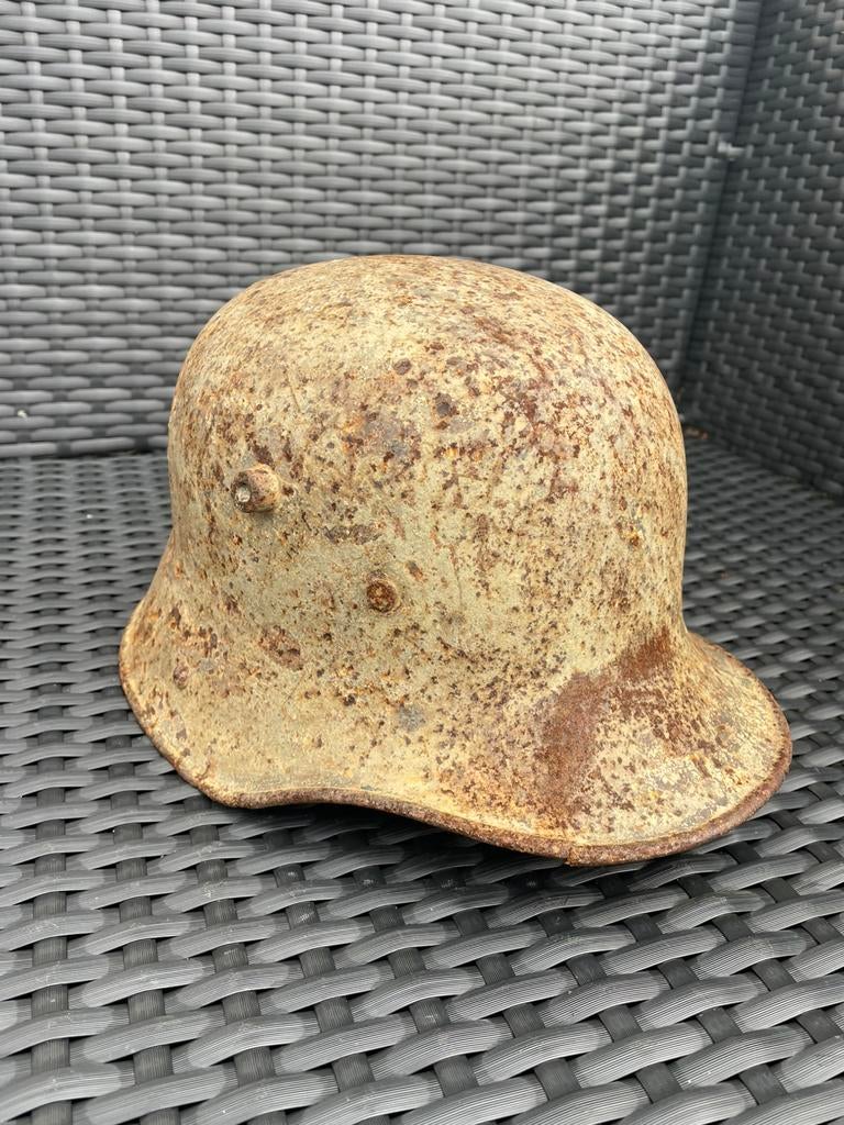 Duitse helm 1916 met war damage, Ophalen of Verzenden