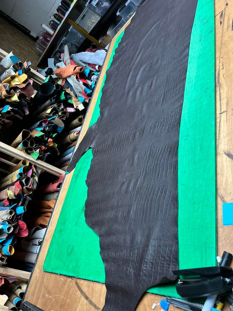 Chocolade bruin halve huiden 1.3mm dik soepel kroko A196-97, Enlèvement ou Envoi, Brun