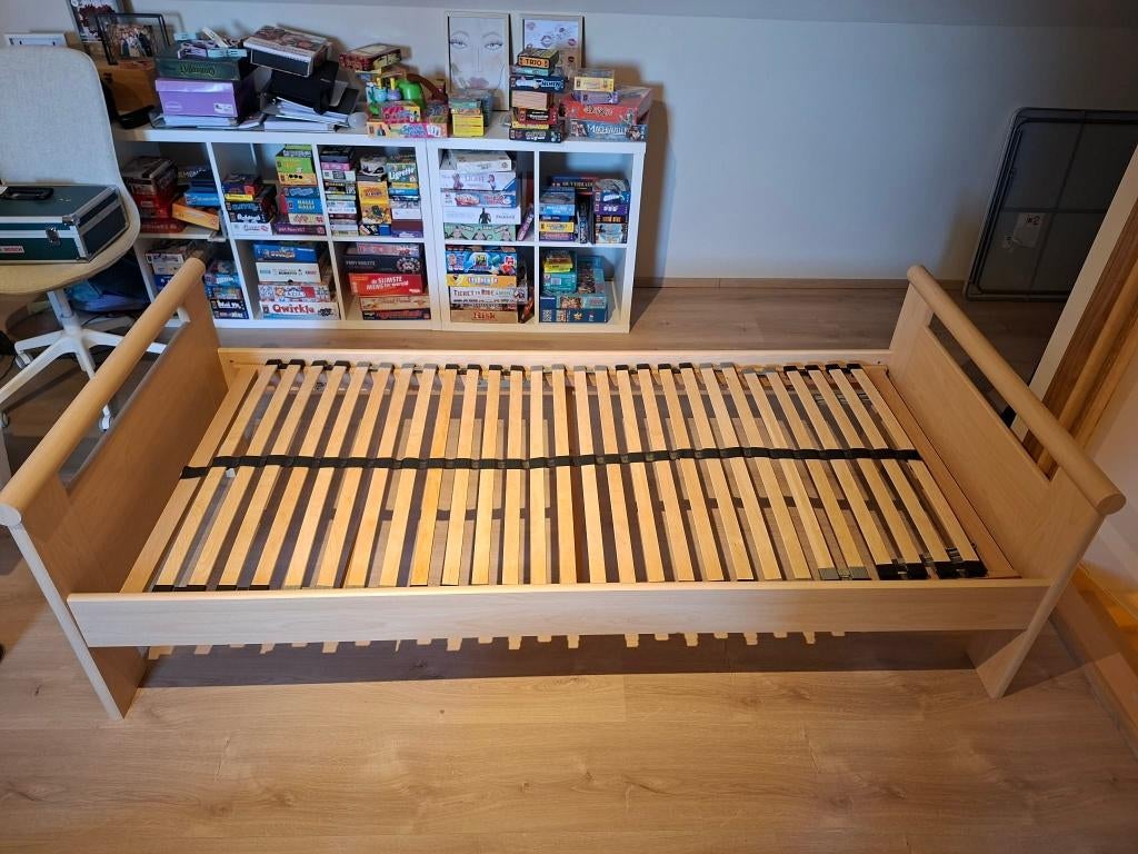 Stevig houten eenpersoonsbed (98x206 cm), Huis en Inrichting, Slaapkamer | Bedden, Ophalen, Eenpersoons, Hout, 100 cm