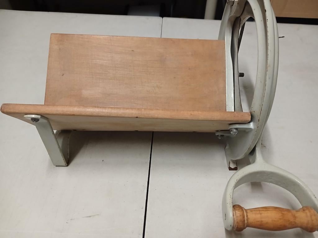 Oude broodsnijmachine, Ophalen