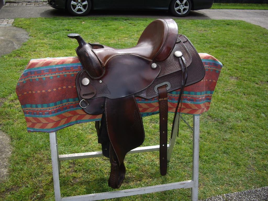 Te koop ; Twee Western zadels + Allerlei, Animaux & Accessoires, Chevaux & Poneys | Selles, Comme neuf, Western, Enlèvement