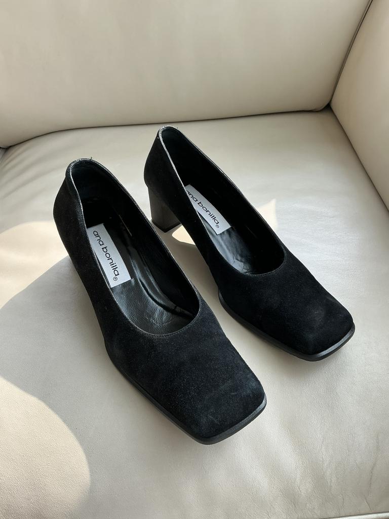 Zwarte suede pumps Ana Bonilla maat 38,5, Kleding | Dames, Schoenen, Ophalen of Verzenden, Zo goed als nieuw, Pumps