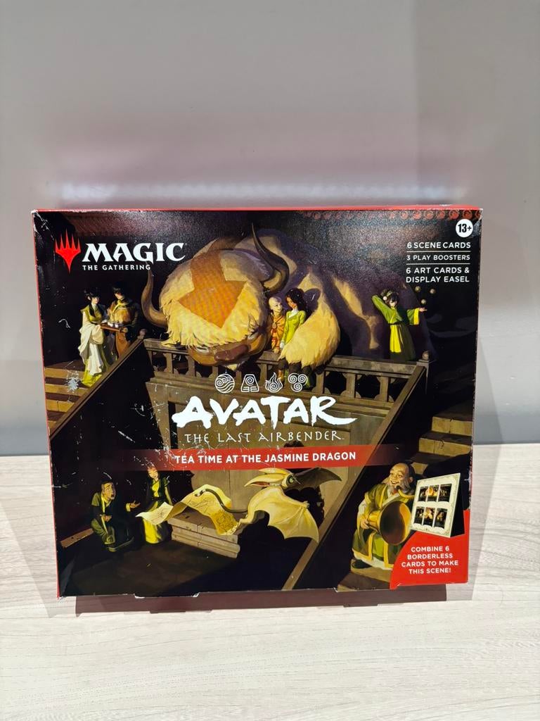 MTG Avatar Tea Time at the Jasmine Dragon Scene Box, Hobby en Vrije tijd, Verzamelkaartspellen | Magic the Gathering, Zo goed als nieuw