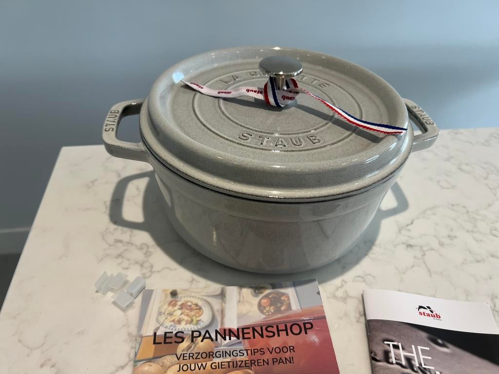 Staub La Cocotte 24 cm Truffe blanche neuve, Maison & Meubles, Neuf, Enlèvement ou Envoi, Poêle à frire ou Sauteuse, Plaque céramique