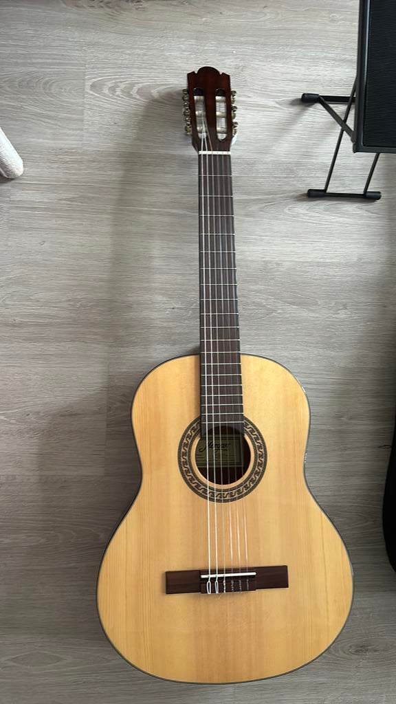 Gitaar met voetbank, koffer, capo en nieuwe snaren set., Ophalen, Nieuw, Klassieke of Spaanse gitaar, Met koffer