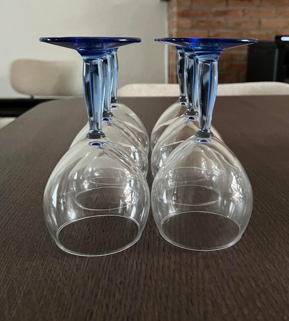 6 Wijnglazen op blauwe voet, Ophalen, Zo goed als nieuw