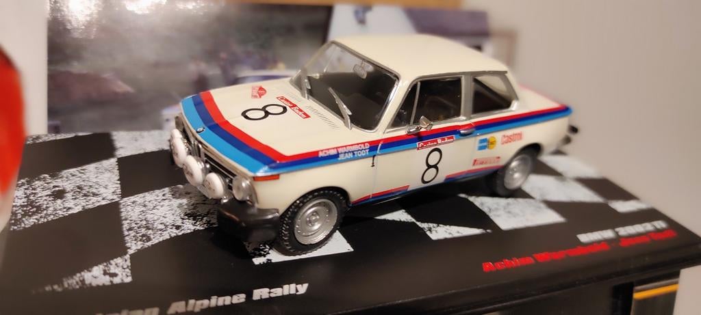 BMW 2002 TI Austrian Alpine Rally 1973 in vitrinedoosje 1:43, Ophalen of Verzenden