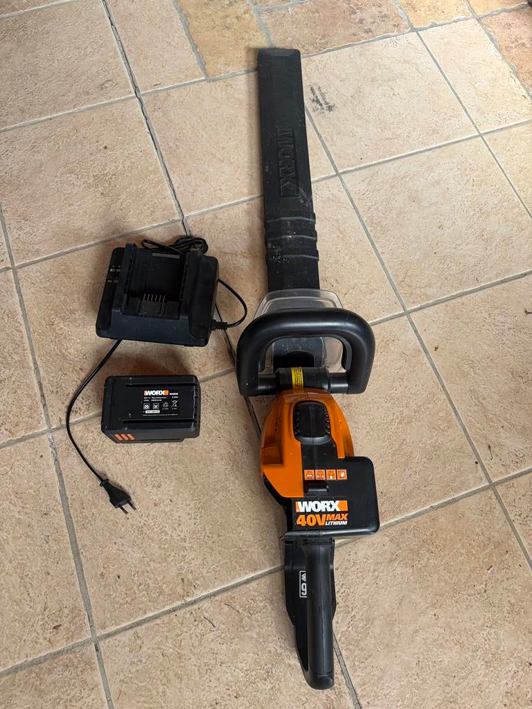 Worx Taille-Haies sans Fil Avec 2 Batterie 40v Coupe 60cm, Jardin & Terrasse, Enlèvement, Comme neuf, Batterie