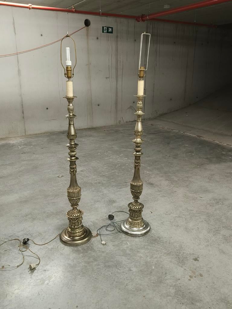 Twee oude staande lampen, Ophalen