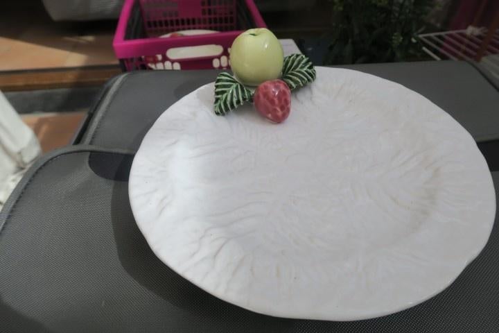 Bord wit met vaste decoratie (appel, aardbei, blaadjes), Nieuw, Ophalen of Verzenden, Bord(en), Overige stijlen