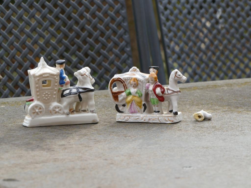 2 beeldjes, koets met paarden, Enlèvement ou Envoi