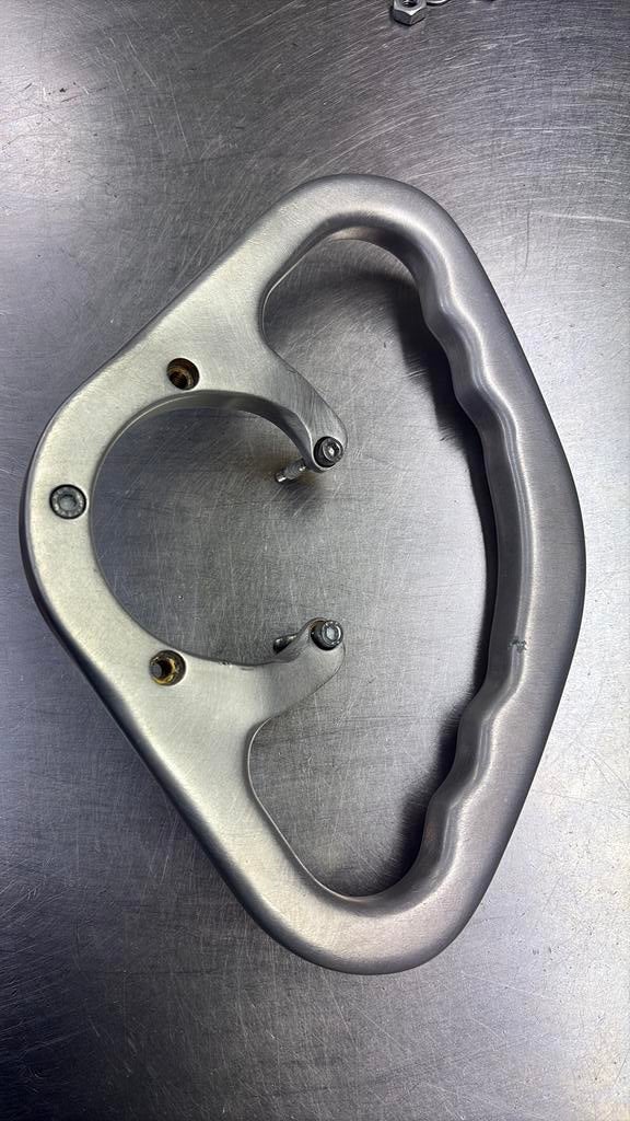 Passagiers handvat beugel op benzinebak GSxS GSxR, Enlèvement