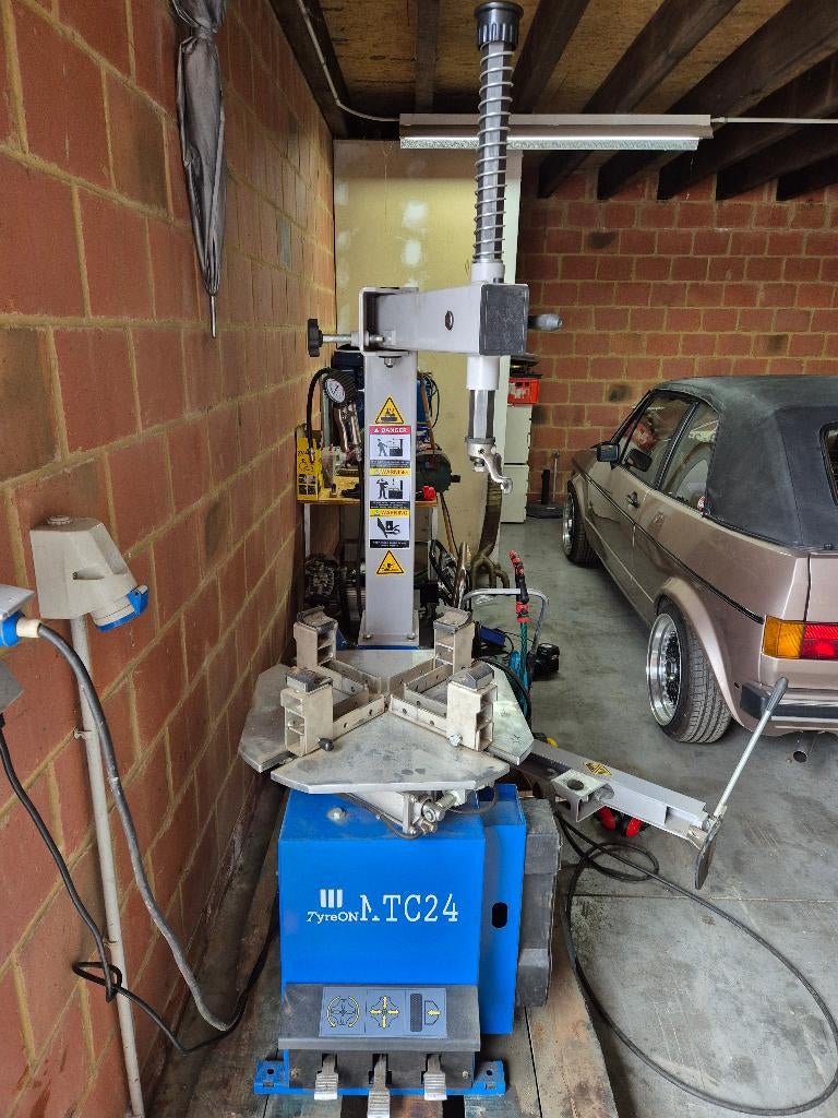 Machine a pneus neuve, Enlèvement