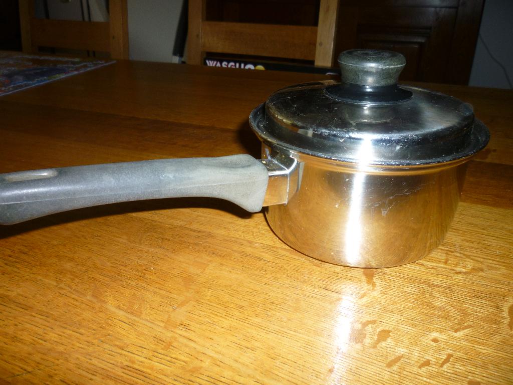 Poêlon inox avec couvercle – 17 cm, Maison & Meubles, Cuisine | Vaisselle, Enlèvement ou Envoi, Utilisé, Récipient(s)