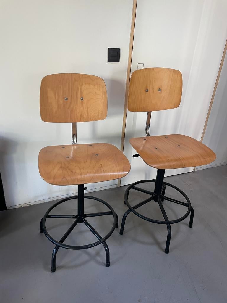 2 Vintage school / labo stoelen, Ophalen, Gebruikt, Met voetsteun, Hout