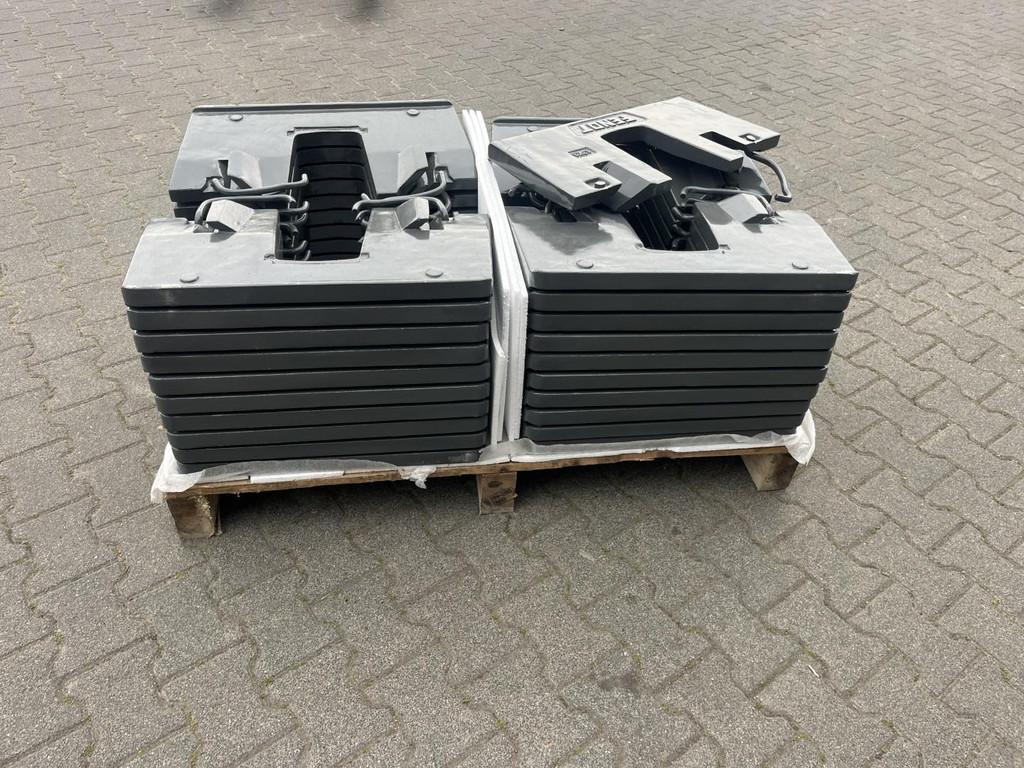 FENDT frontgewichten WG3696, Zakelijke goederen, Fendt