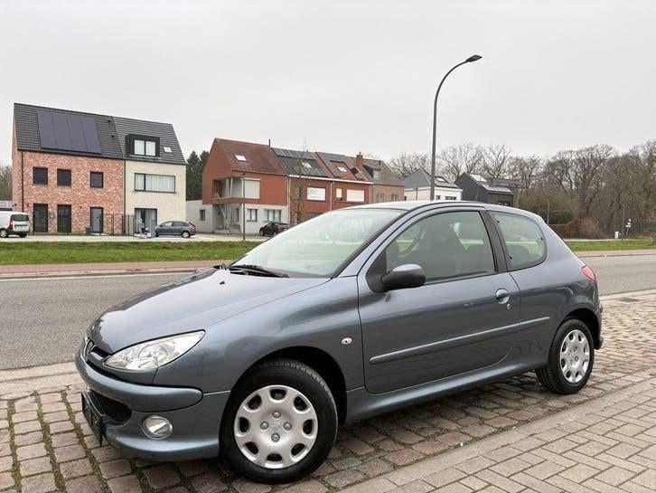 Peugeot 206 | 12 Maanden Garantie | 99Dkm | Benzine | 2006 |, Auto's, Voorwielaandrijving, Testrit aan huis, Stof, 1360 cc