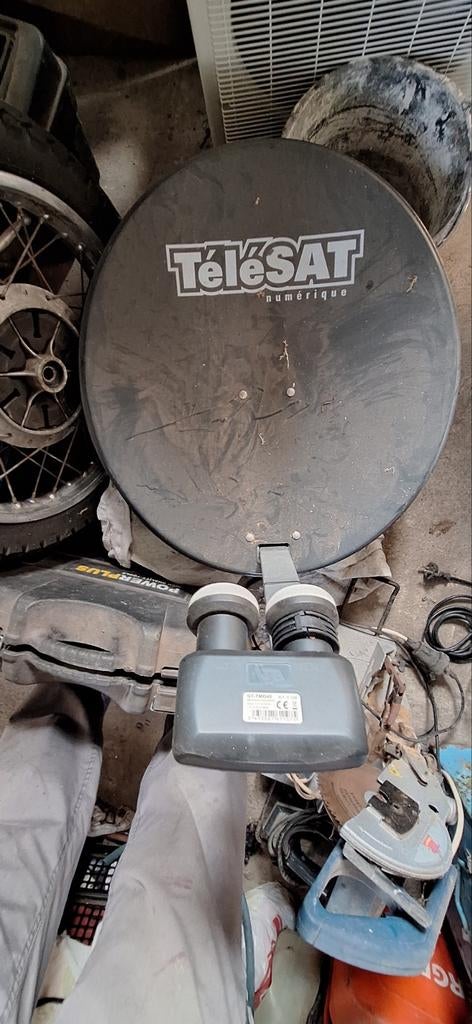 Parabool van 60 cm verkopen 
met 2 kop, Audio, Tv en Foto, Schotelantennes