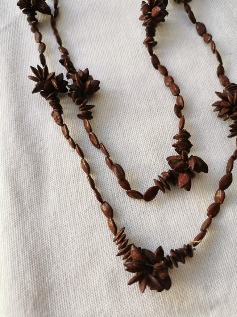 Vintage Folk Art appelpit ketting - lange ketting, Bijoux, Sacs & Beauté, Colliers, Enlèvement ou Envoi, Utilisé, Brun, Autres matériaux