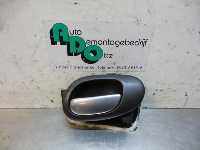 Poignée portière 2portes droite d'un Peugeot 206, Autos : Pièces & Accessoires, Carrosserie & Tôlerie, Peugeot, Utilisé, 3 mois de garantie