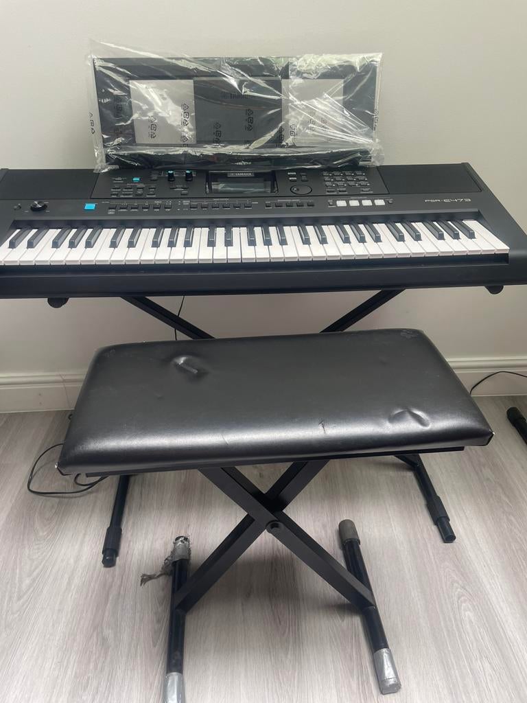 Yamaha psr-E473, Muziek en Instrumenten, Keyboards, Ophalen, Zo goed als nieuw, Yamaha, Met standaard
