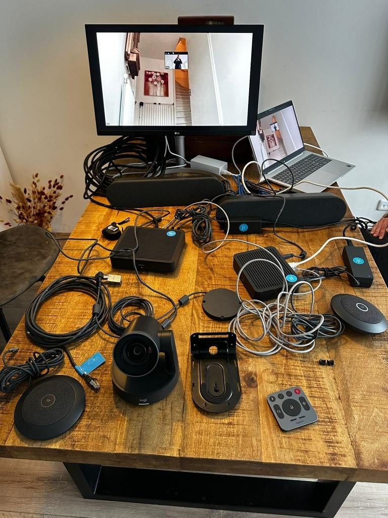 Logitech Rally PLUS (2 Speakers) Conference Set + kit, Ophalen of Verzenden, Zo goed als nieuw, Logitech, MacOS