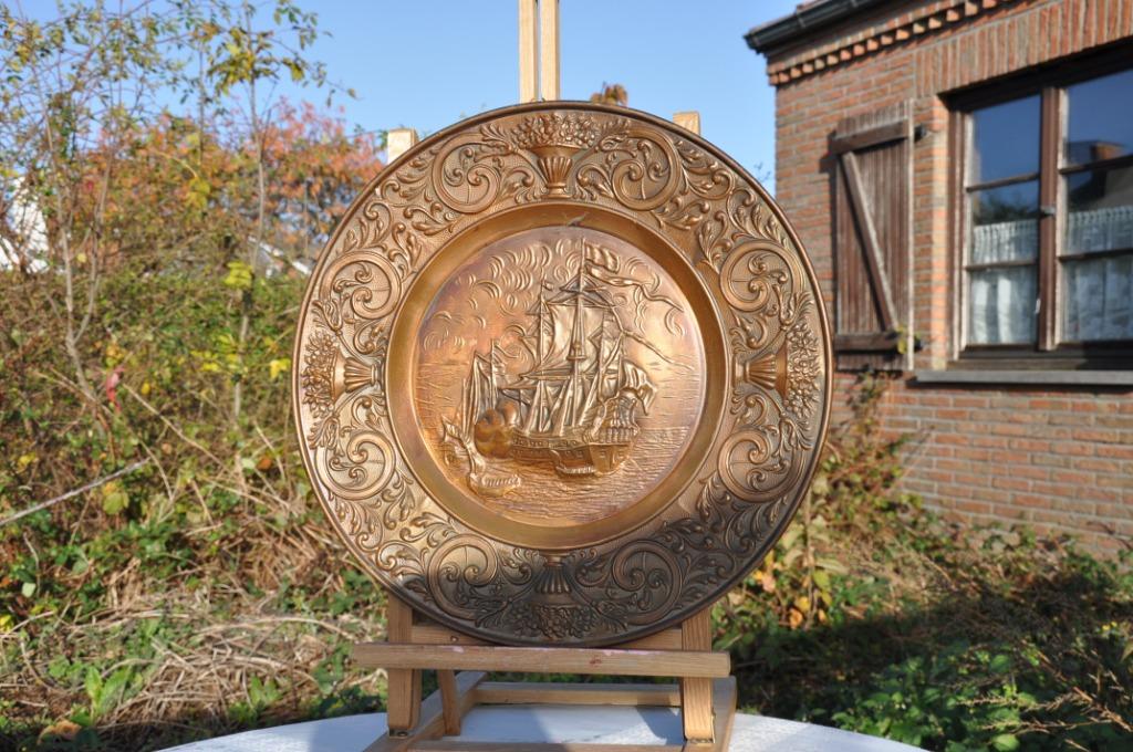 plat mural en cuivre repoussé bateau, Antiquités & Art, Enlèvement ou Envoi, Cuivre