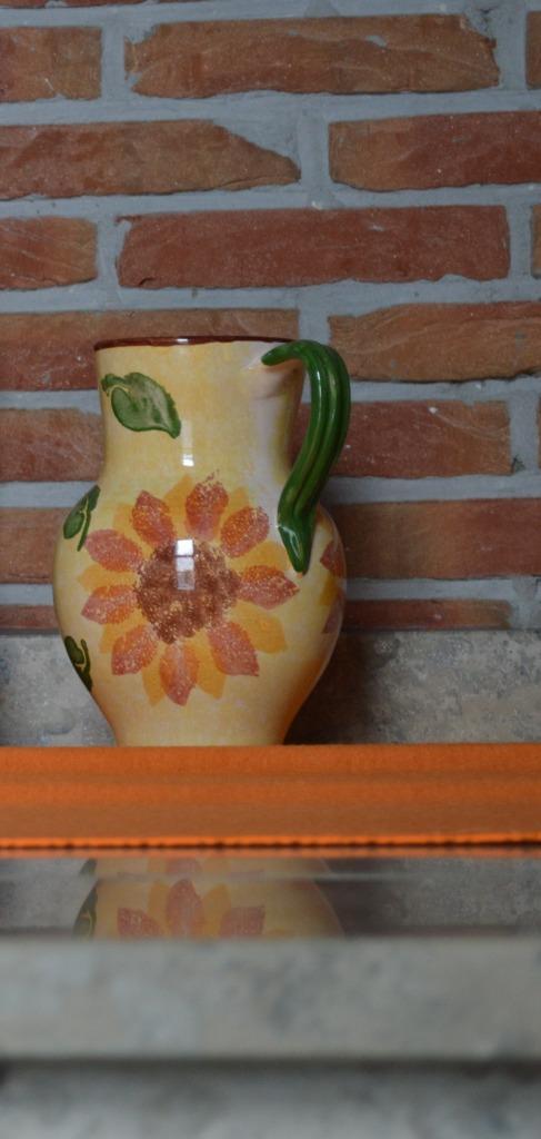 VAAS met ZONNEBLOEMEN / Kruikvorm met groen handvat, Huis en Inrichting, Ophalen of Verzenden, Zo goed als nieuw, Steen of Aardewerk