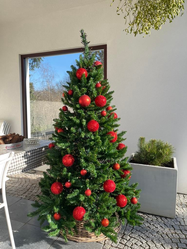 Kunstkerstboom 1m80 + rieten mand, Diversen, Ophalen, Zo goed als nieuw