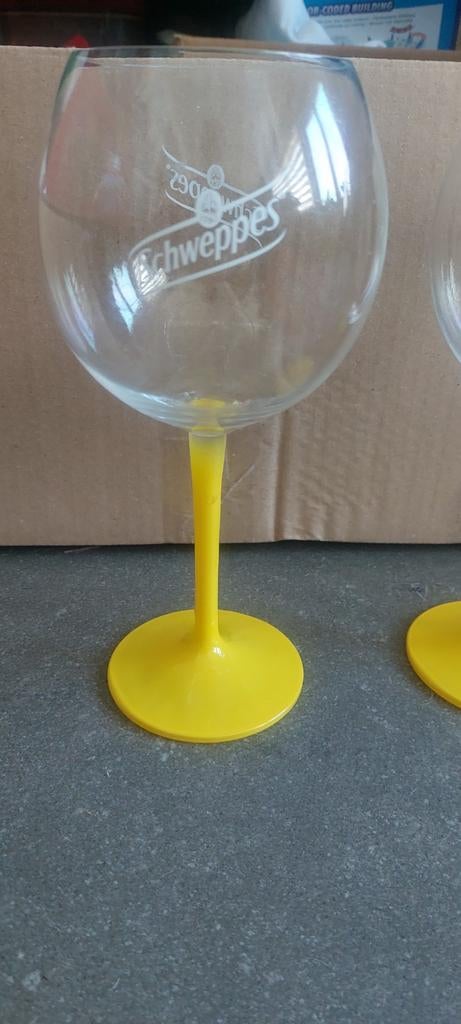 6 verres Schweppes pied jaune en verre, Collections, Verres & Petits Verres, Enlèvement ou Envoi