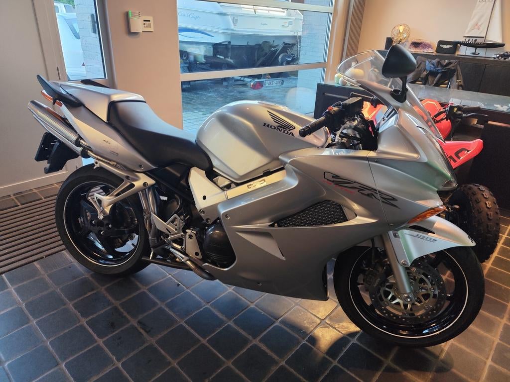 Nieuwstaat Honda VFR vtec 800 met zeldzame lazer uitlaat, Motoren, Particulier