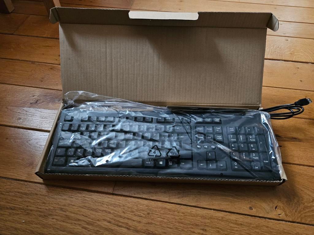 Nieuw ingepakt computer toetsenbord met kabel., Computers en Software, Toetsenborden, Ophalen