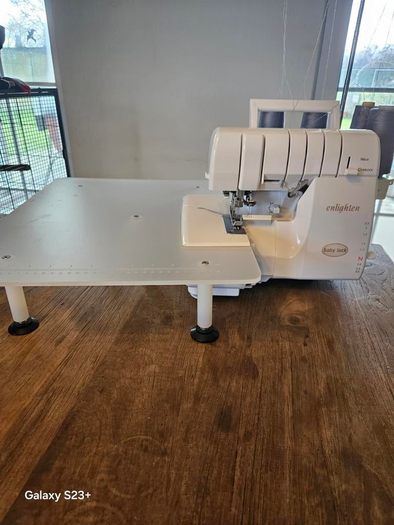 Babylock enlighten incl voetenset en aanschuiftafel, Hobby en Vrije tijd, Ophalen, Zo goed als nieuw, Lockmachine, Overige merken