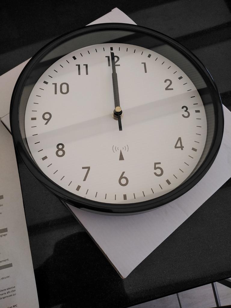 Horloge noire radio pilotée neuve dans sa boîte, Maison & Meubles, Enlèvement, Comme neuf