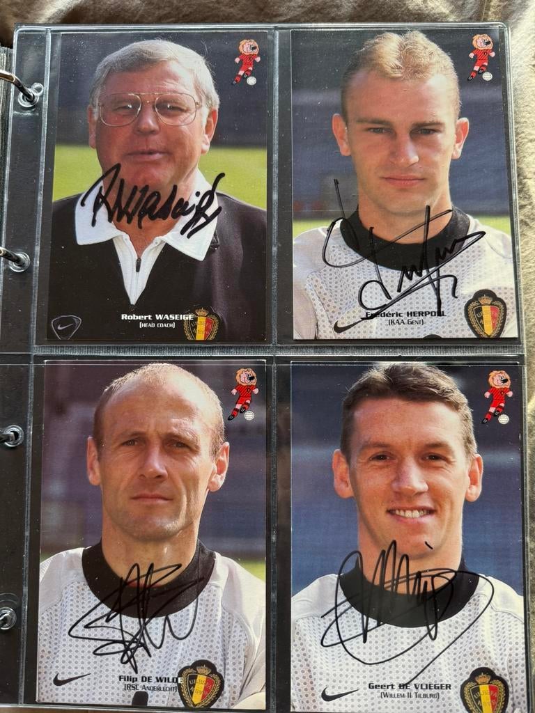 Reeks 26 kaarten rode duivels ‘02 veel gesigneerde, Verzamelen, Ophalen of Verzenden, Zo goed als nieuw, Poster, Plaatje of Sticker