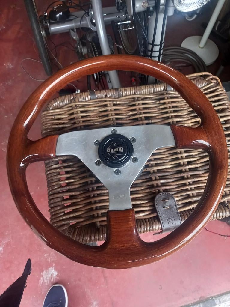 Volant momo en bois, Enlèvement, Utilisé