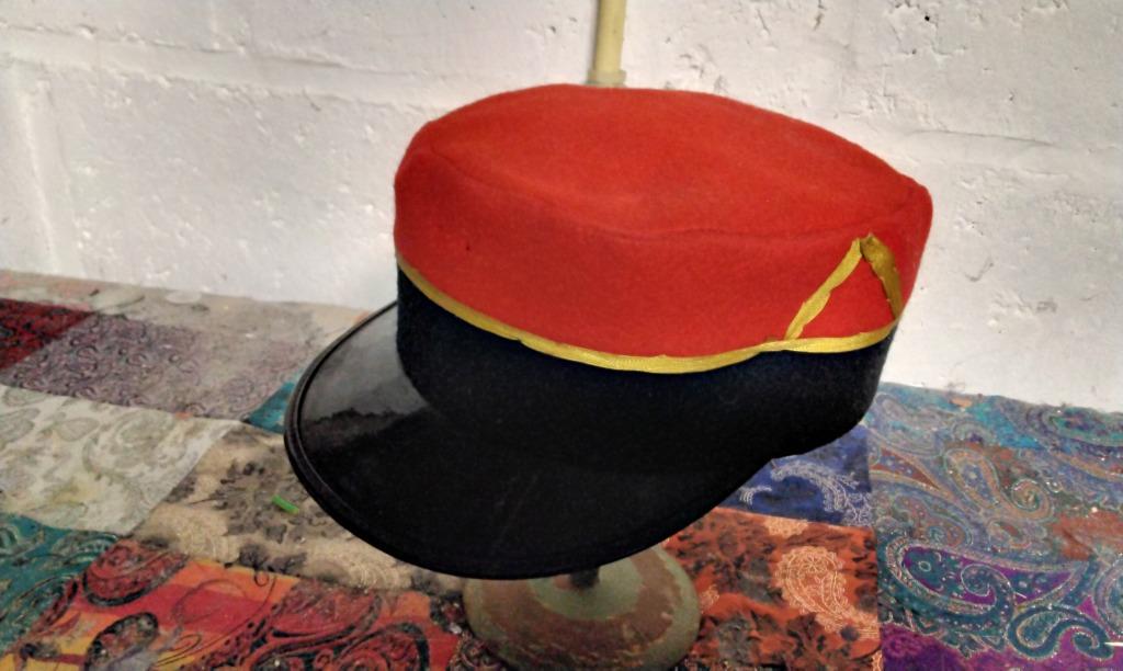 Pet voor voormalige stationsmanager voor kinderen, Ophalen, Gedragen