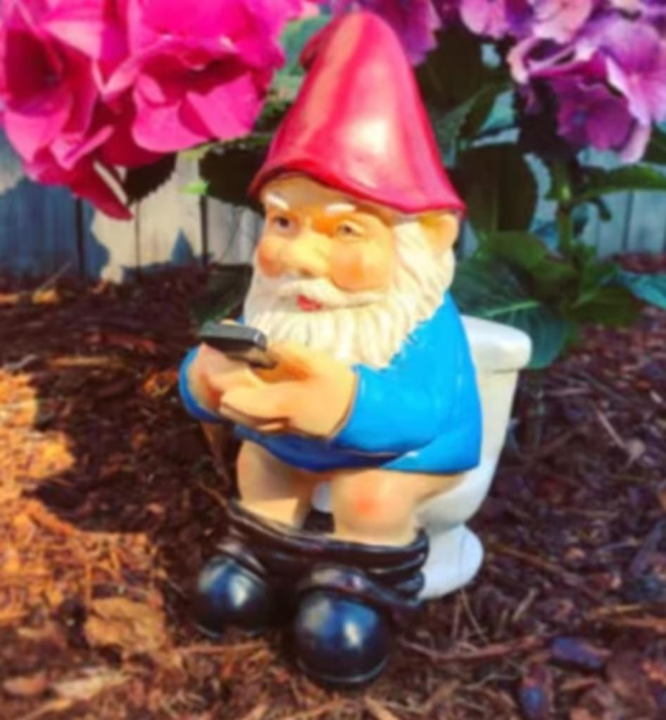 Prachtig tuinbeeldje Kabouter op de WC (13cm), Tuin en Terras, Ophalen of Verzenden, Nieuw