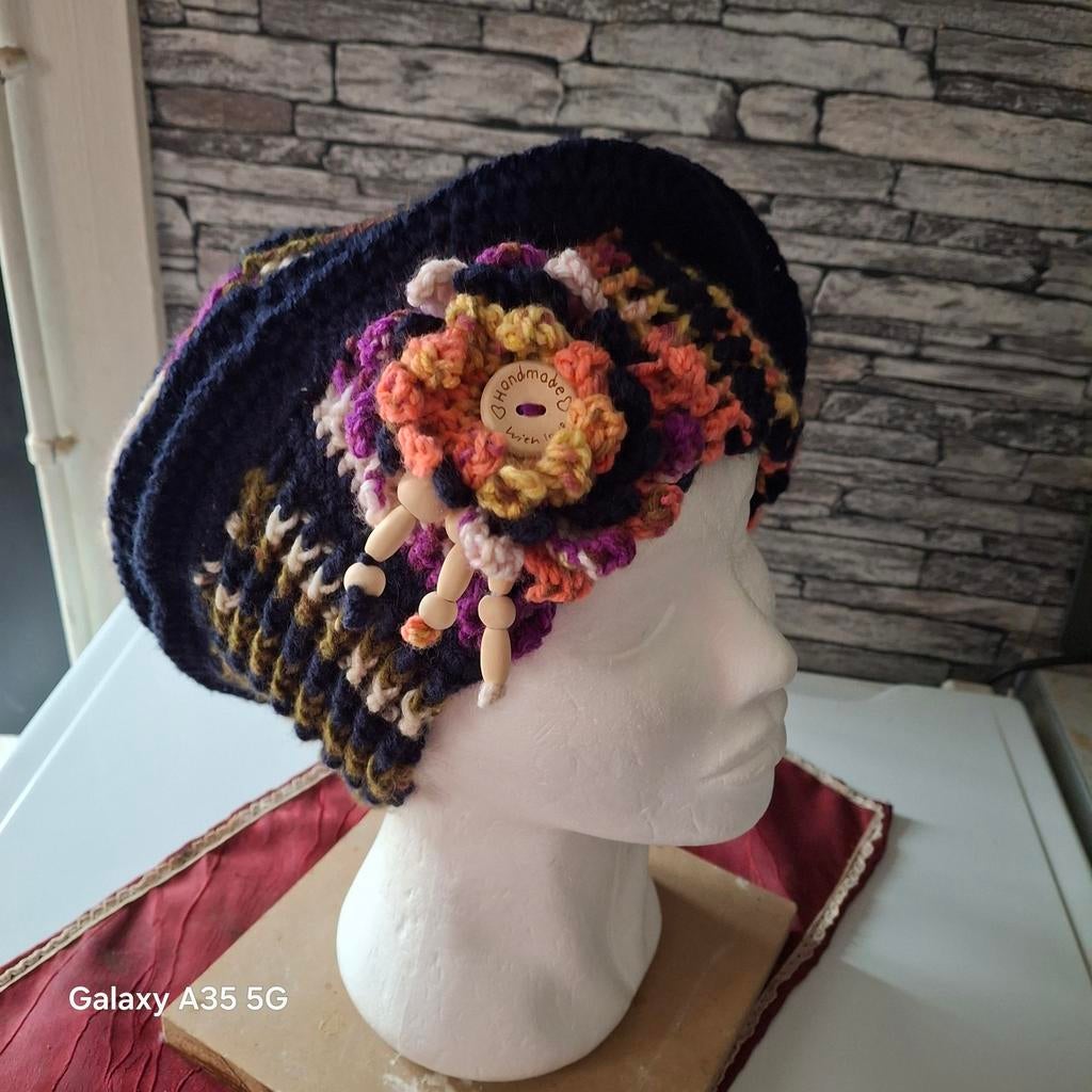 Bonnet berette, travail artisanal unique, bleu foncé et coul, Vêtements | Femmes, Enlèvement ou Envoi, Neuf