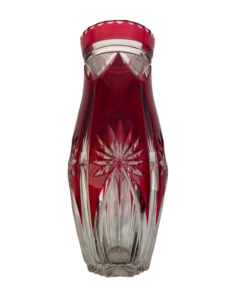 Vase Val Saint Lambert rouge overlay taillé 20,5 cm