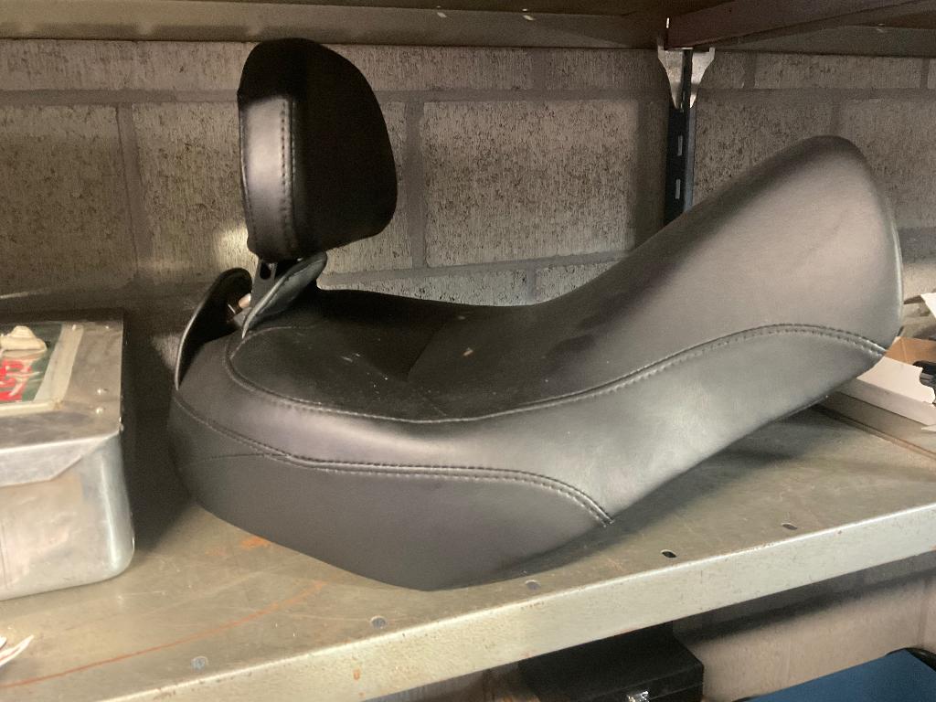 Originele HD Sportster solo zadel met rugsteun, Motoren, Ophalen, Nieuw