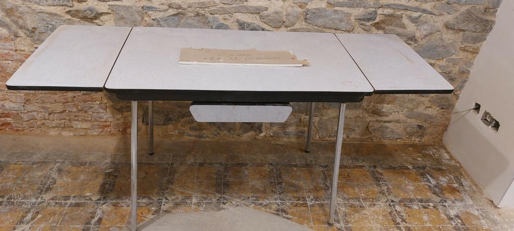 Table des années 70 avec rallonges et tiroir et deux chaises, Enlèvement, Utilisé
