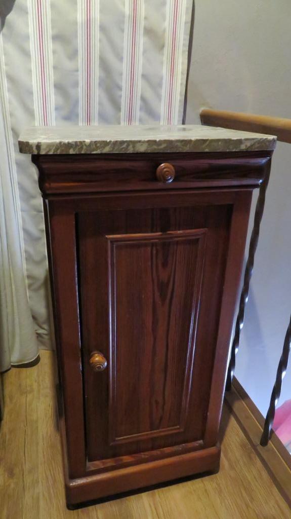 Ancienne table de nuit avec tablette en marbre, Maison & Meubles, Enlèvement