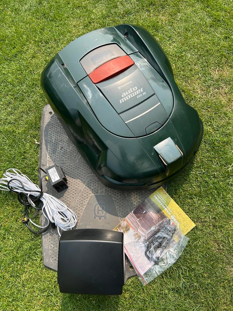 Robot Husqvarna Automower 220AC, Jardin & Terrasse, Tondeuses robotisées, Comme neuf, 20 à 25 cm, Enlèvement ou Envoi