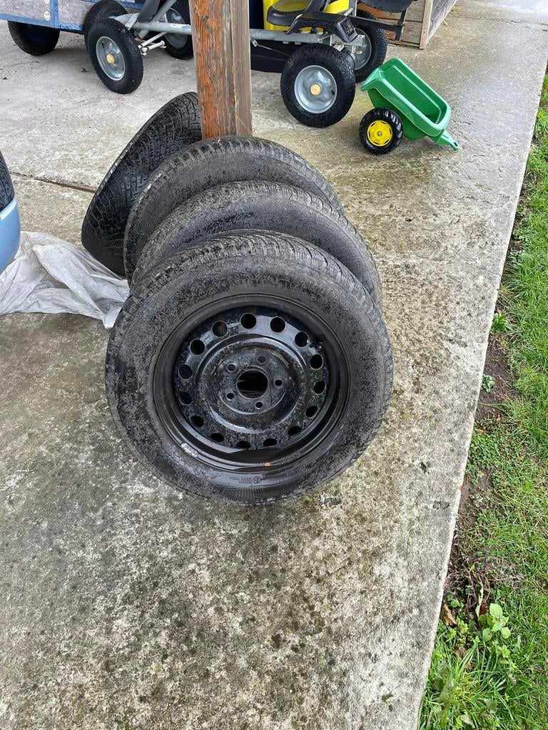 Set winterbanden op velg met wieldoppen, Auto-onderdelen, Ophalen, Gebruikt, 15 inch, Banden en Velgen