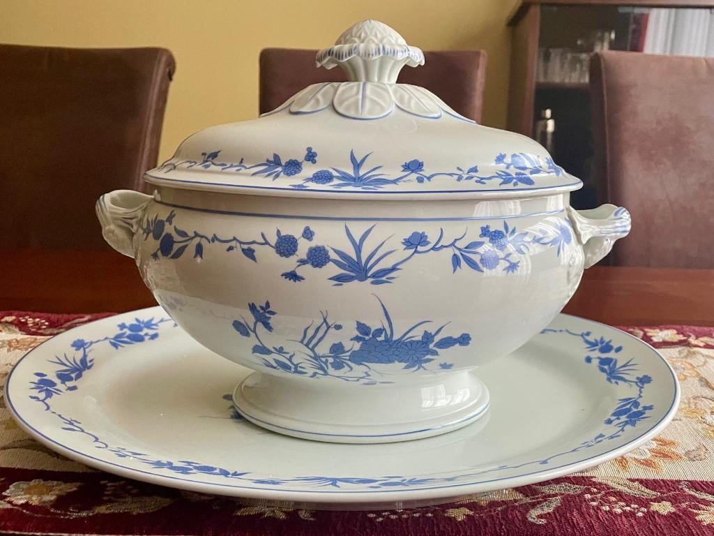 Une soupière avec assiettes, Enlèvement