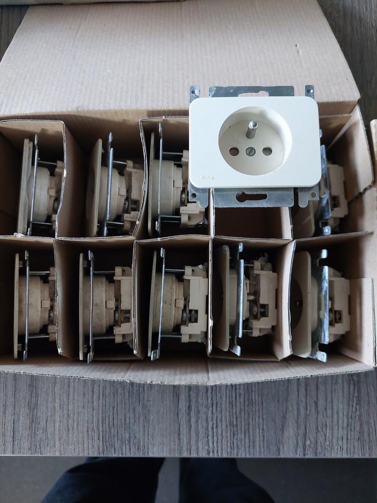 Oud model nico creem stopcontacten en schakelaars., Ophalen, Gebruikt