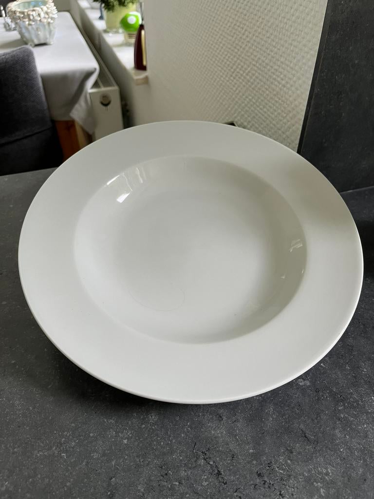 8 assiettes à pâtes blanches. Diamètre 22 cm, plein 32 cm, Maison & Meubles, Uni, Assiettes(s), Comme neuf, Enlèvement