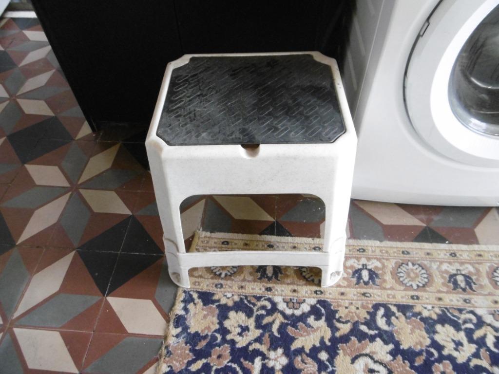 escabeau avec rangement, trouvaille de grenier, en très bon, Maison & Meubles, Enlèvement ou Envoi, Utilisé